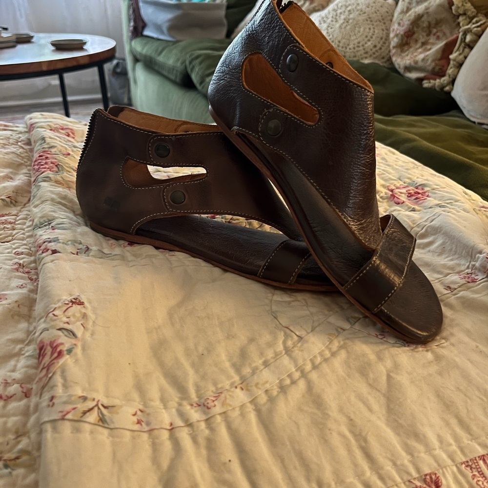 Bedstu sandals! Size 8, bronze/brown color! Genuine leather and so comfortable.
